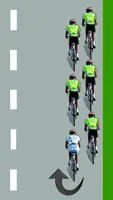 Le cycliste blanc se retrouve en queue du peloton à gauche