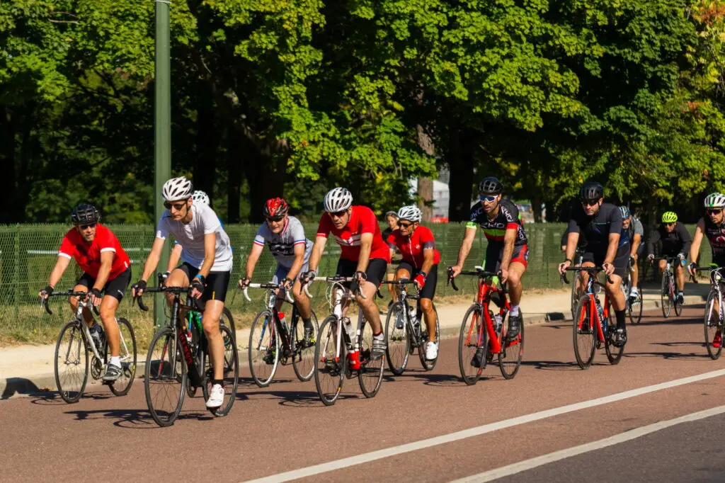 Un peloton sur l'anneau de Longchamp où tous les âges sont présents