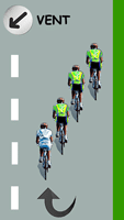 Le cycliste blanc repasse en queue de peloton par la gauche