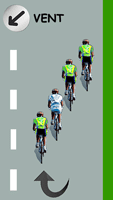 Le cycliste blanc remonte le peloton par la gauche