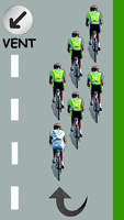 Le cycliste blanc est en queue de peloton