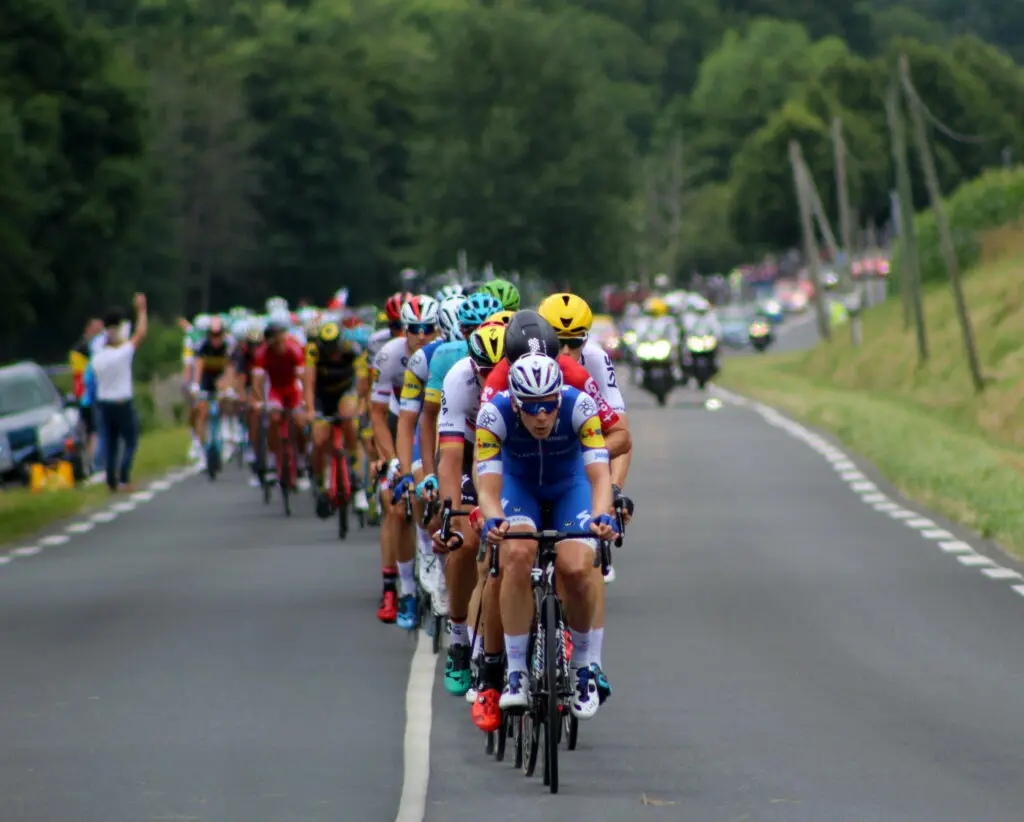 Des cyclistes roulant en peloton bien alignés