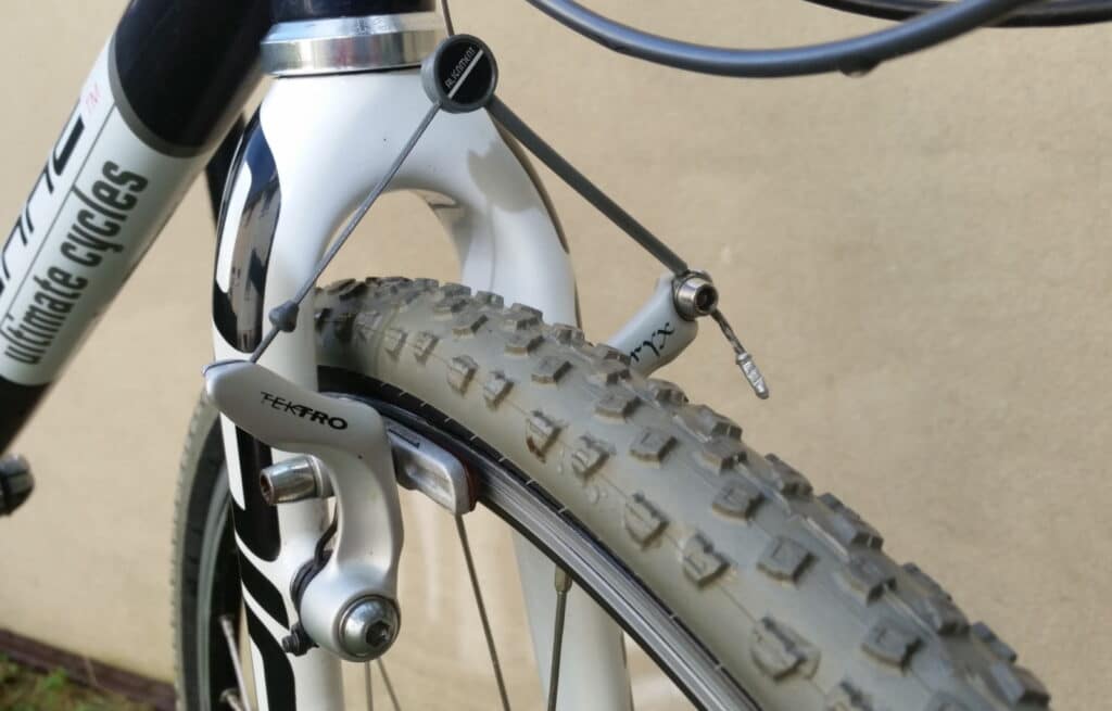 Des frein à patin Cantilever montés sur un vélo de cyclocross