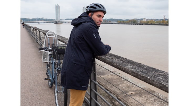 La veste anti pluie de CIMALP portée par un cycliste des les quais de Bordeaux