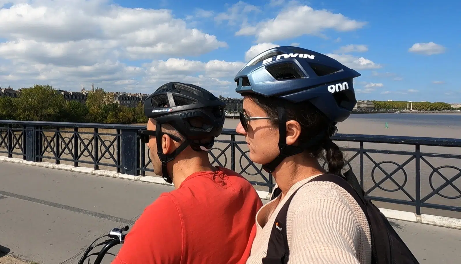 Deux adultes sur le vélo Ewling sur le Pont de Pierre à Bordeaux