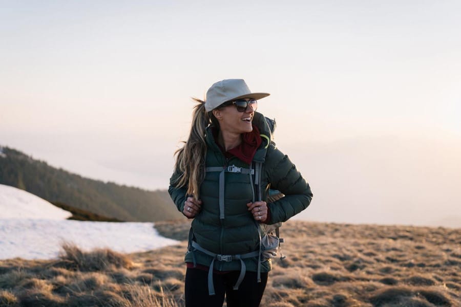 Une femme seule qui voyage avec son sac à dos