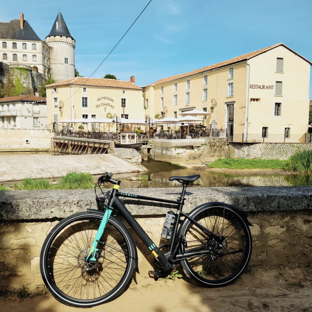 Le vélo Tenways devant le chateau de la Rochefoucauld