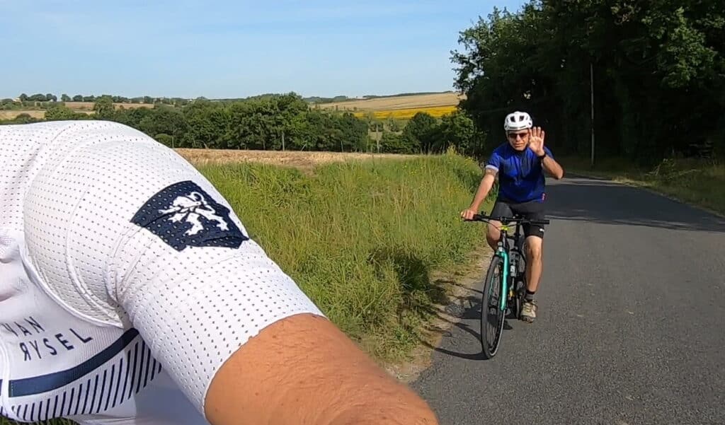Un cycliste surle vélo Tenways CGO600 qui lève la main pour dire bonjour
