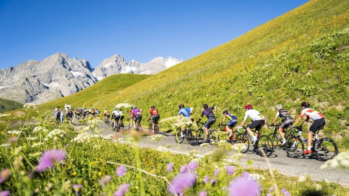 Un peloton qui grimpe un col lors d'une cyclosportive dans les Alpes