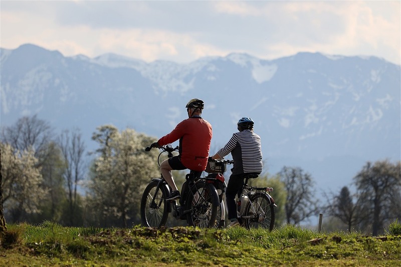 Deux individus faisant du vélo dans la nature