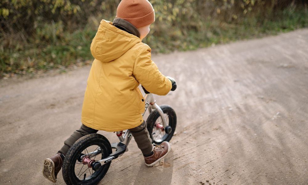 Un enfant de 3 ans circulant à vélo