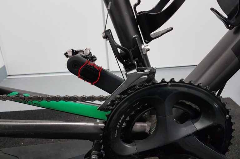 Un capteur de cadence Garmin côté intérieur de la manivelle