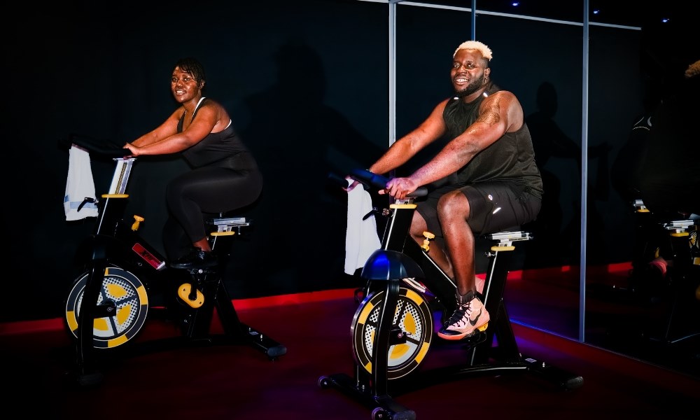 Un couple s'entraînant sur des vélos spinning