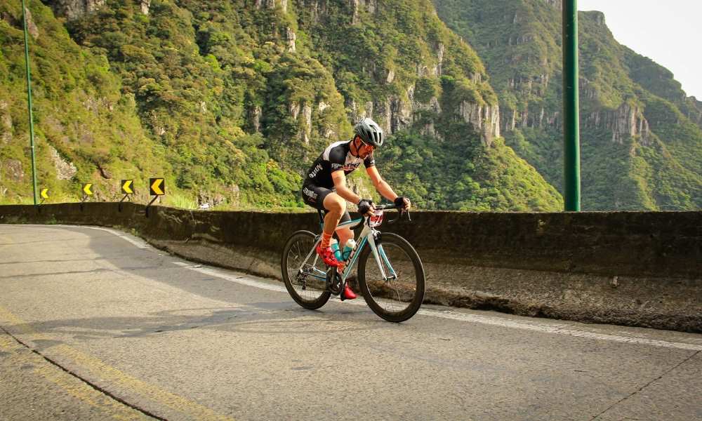 Un cycliste conduisant un vélo aéro