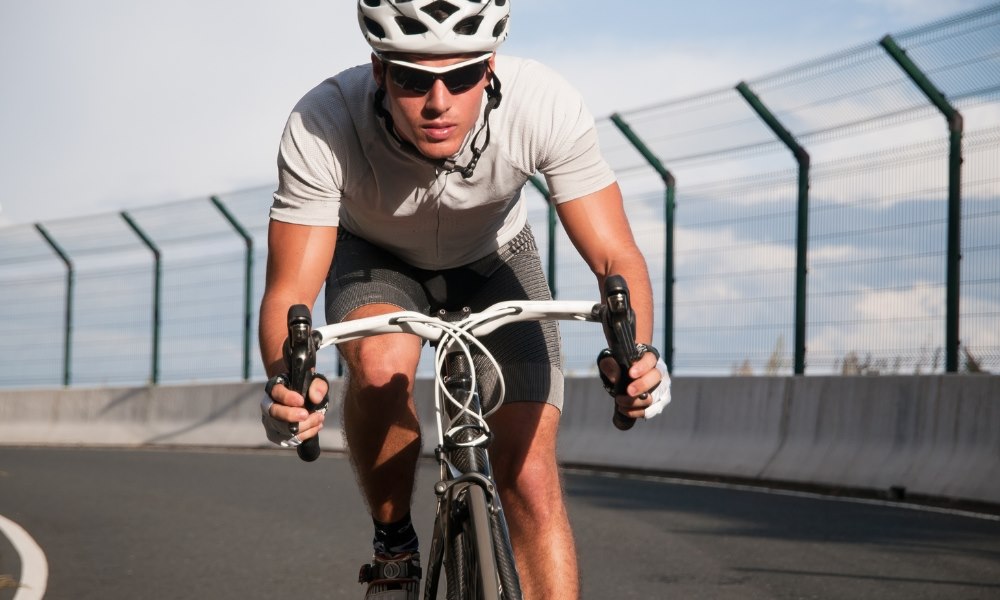 Un cycliste conduisant un vélo aéro