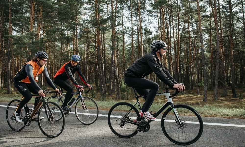 Des cyclistes conduisant chacun un vélo aéro