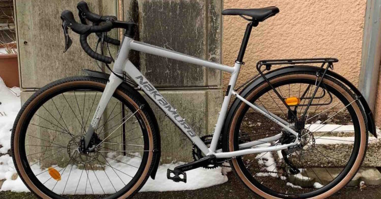 Vélo gravel Century 250 avec porte-bagages et garde boues