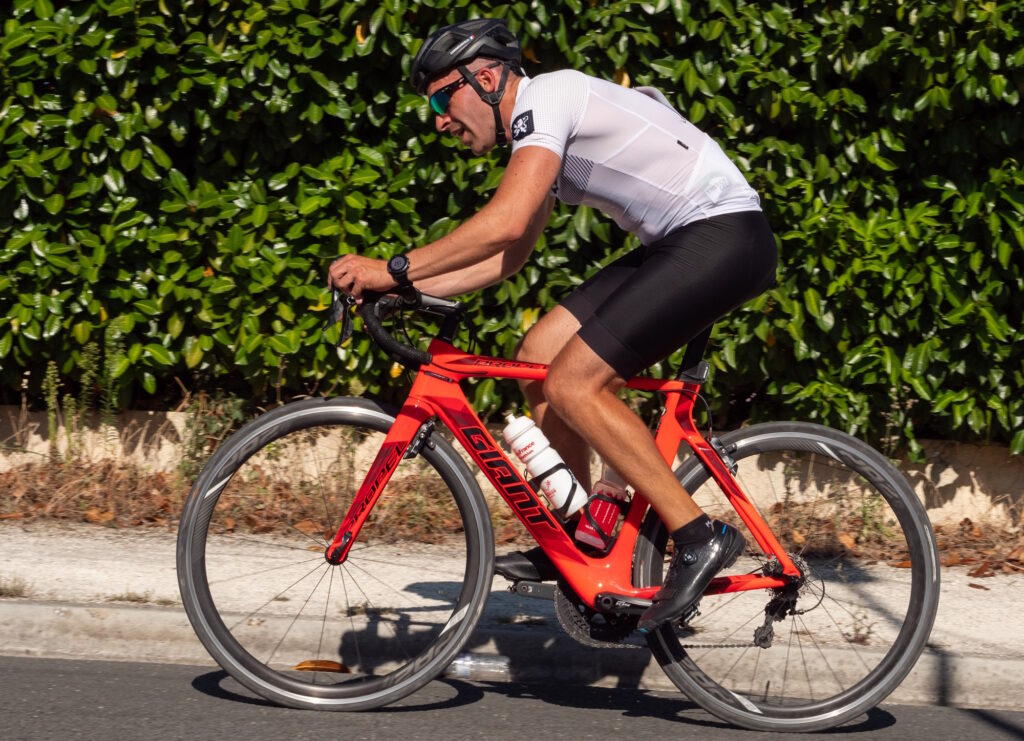 Vélo rouge Giant Propel en course Ufolep