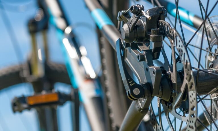 Vélo avec des freins à disques