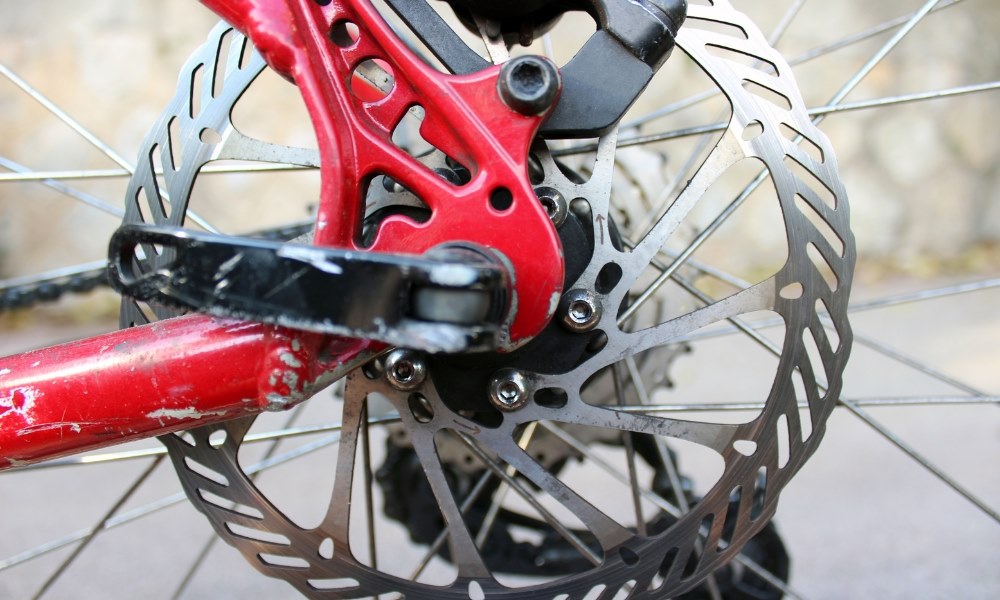 Vélo avec des freins à disques
