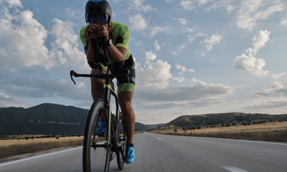 Un homme sur un vélo demi course