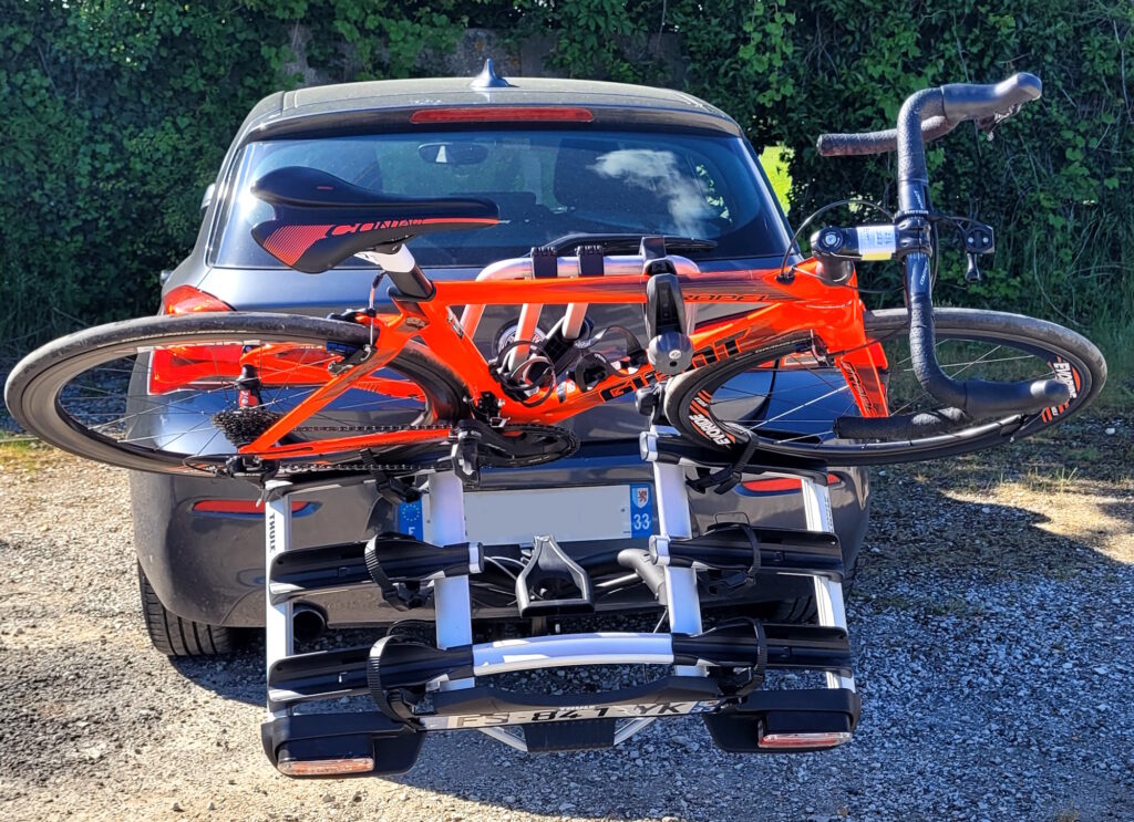 Bascule de la plateforme vélo pour accéder au coffre de la voiture