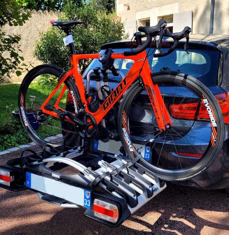 Transport d'un vélo Giant sur un porte-vélo à attelage plateforme Thule