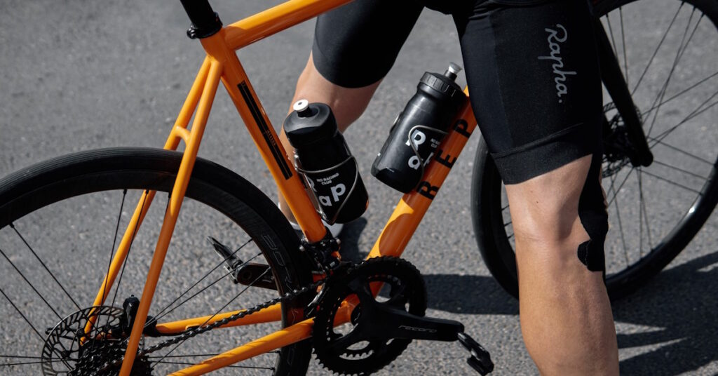 Un cycliste avec un bandage strap noir sur le genou