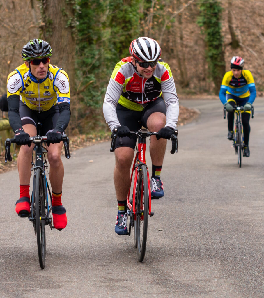 3 cyclistes qui montent une bosse avec les mains sur le cintre