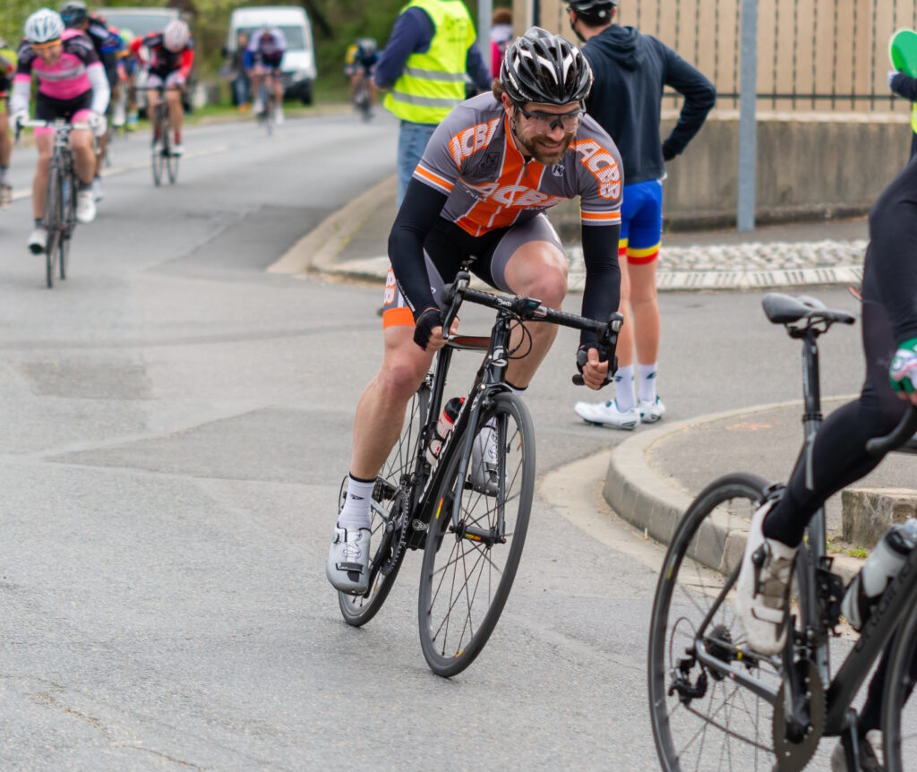 Cycliste qui sprinte avec les mains dans les drops (en bas) pour avoir une meilleure prise et avancer plus vite