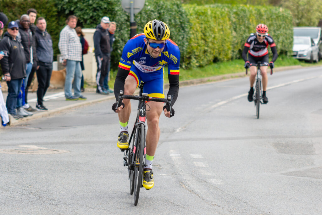 Cycliste avec les mains dans les drops (en bas)