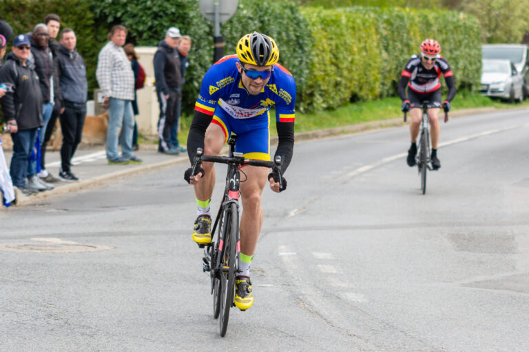 Cycliste avec les mains dans les drops (en bas)
