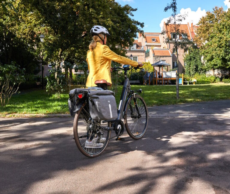 Une femme sur un vélo électrique Wayscral Everyway