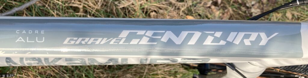 Gros plan sur le nom du vélo au niveau du cadre
