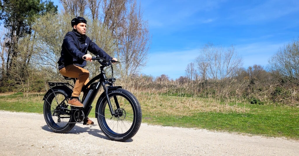 Un cycliste qui se promène dans un chemin sur le VTTAE Cruiser