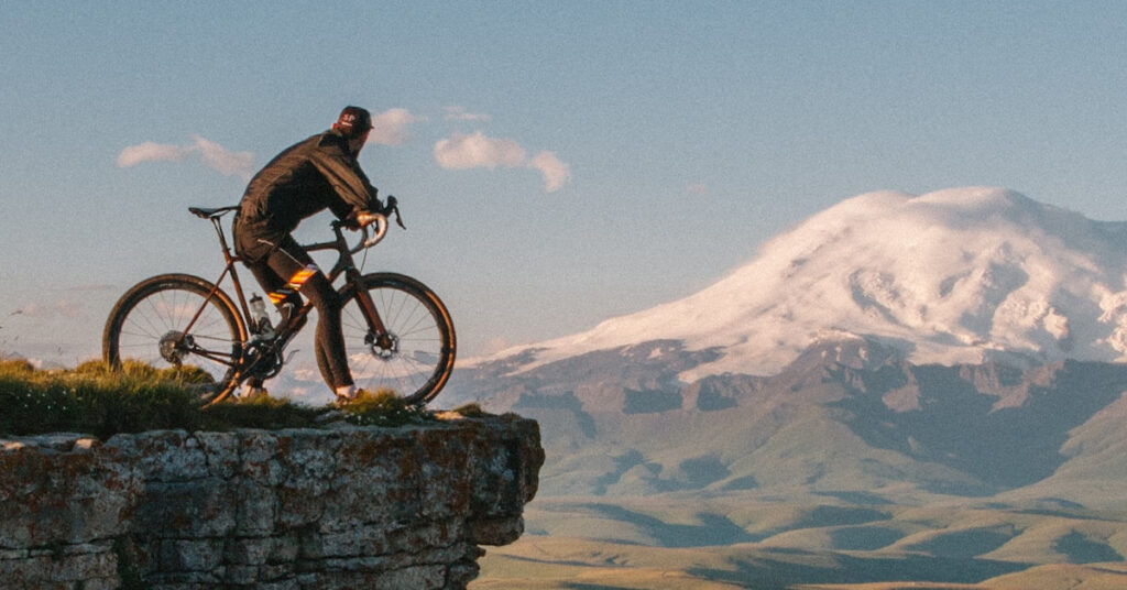 Un cycliste en vélo de route en haut d'une montagne
