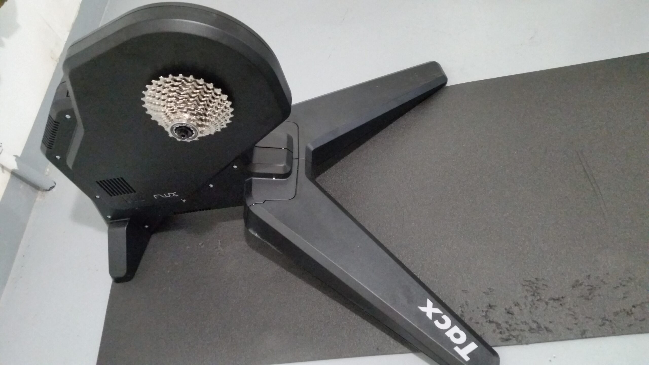 Home Trainer Smart Flux S sur un tapis noir