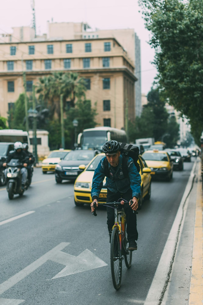 Un vélo au milieu des voitures dans un bouchon