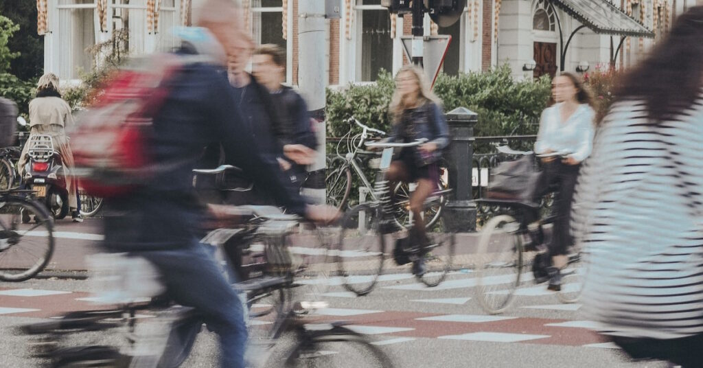 Des cyclistes et des piétons qui passent un carrefour
