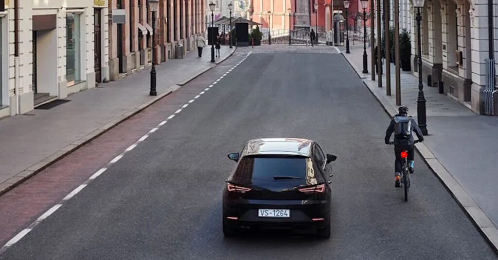 Un radar arrière du vélo qui s'illumine de rouge pour être mieux vu