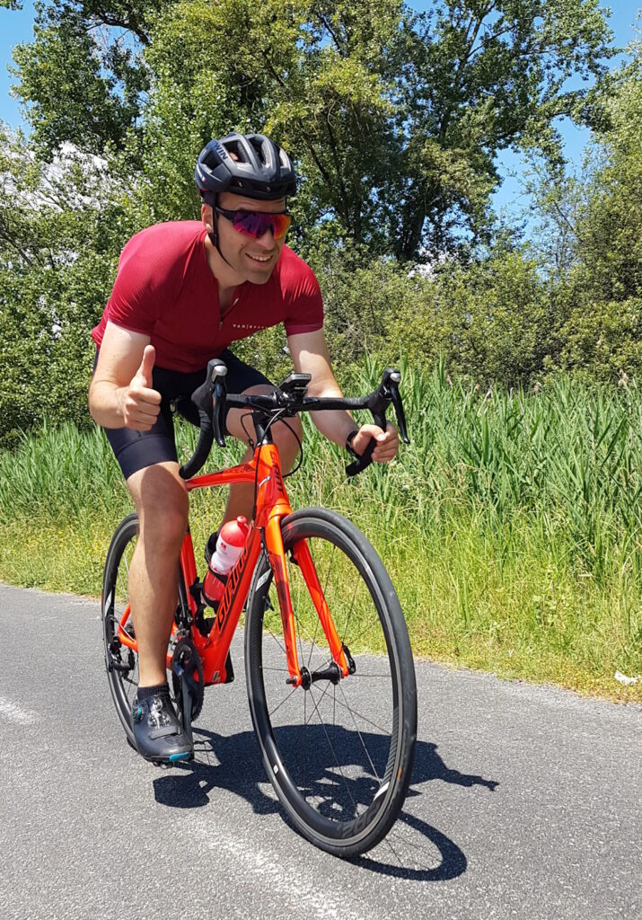 Cycliste Ludo sur son vélo Giant Propel avec le pouce tourné vers le haut