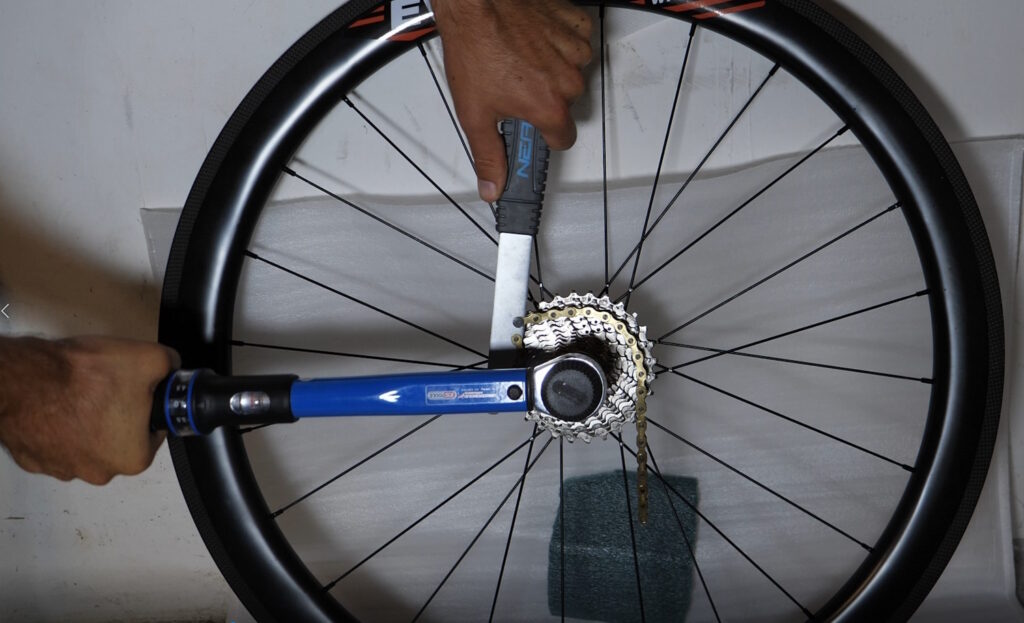 Utilisation d'une clé dynamométrique KS Tools pour serrer la cassette