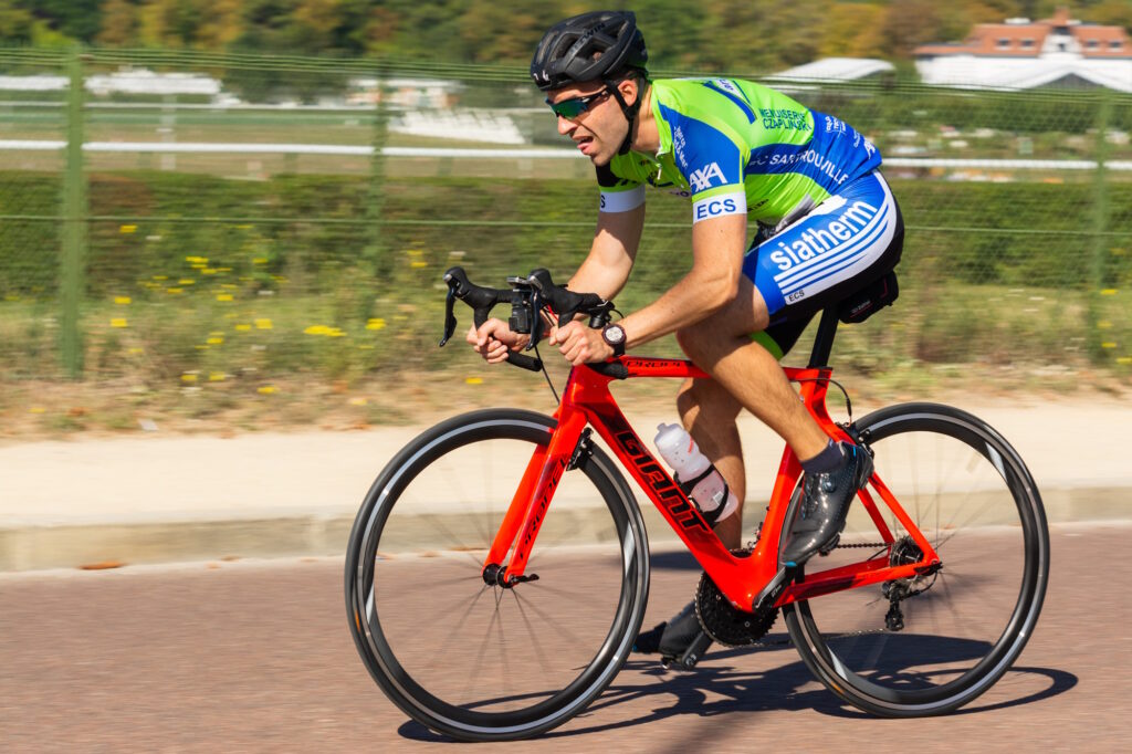 Cycliste en plein effort sur un vélo Giant Propel rouge