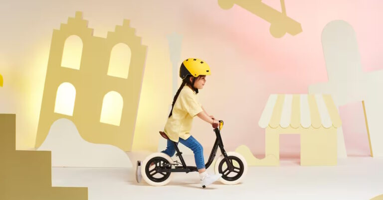 Un fille qui fait de la draisienne de Décathlon modèle RunRide 500