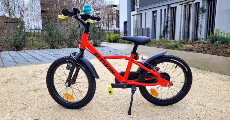 Vélo rouge ALU 900 Décathlon B'Twin pour enfant