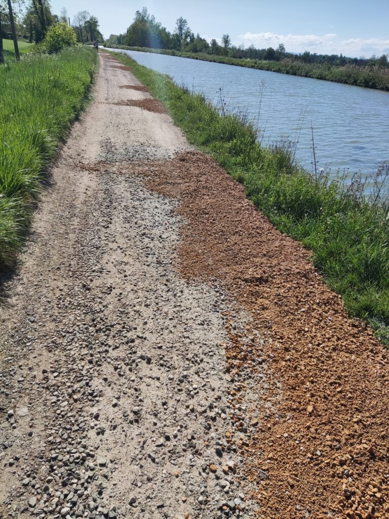 Chemin de terre qui longe l'eau