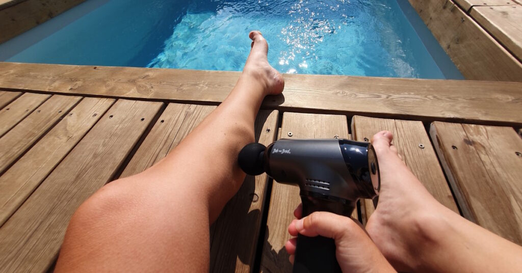 Massage du mollet gauche avec un pistolet de Bob and Brad modèle T2