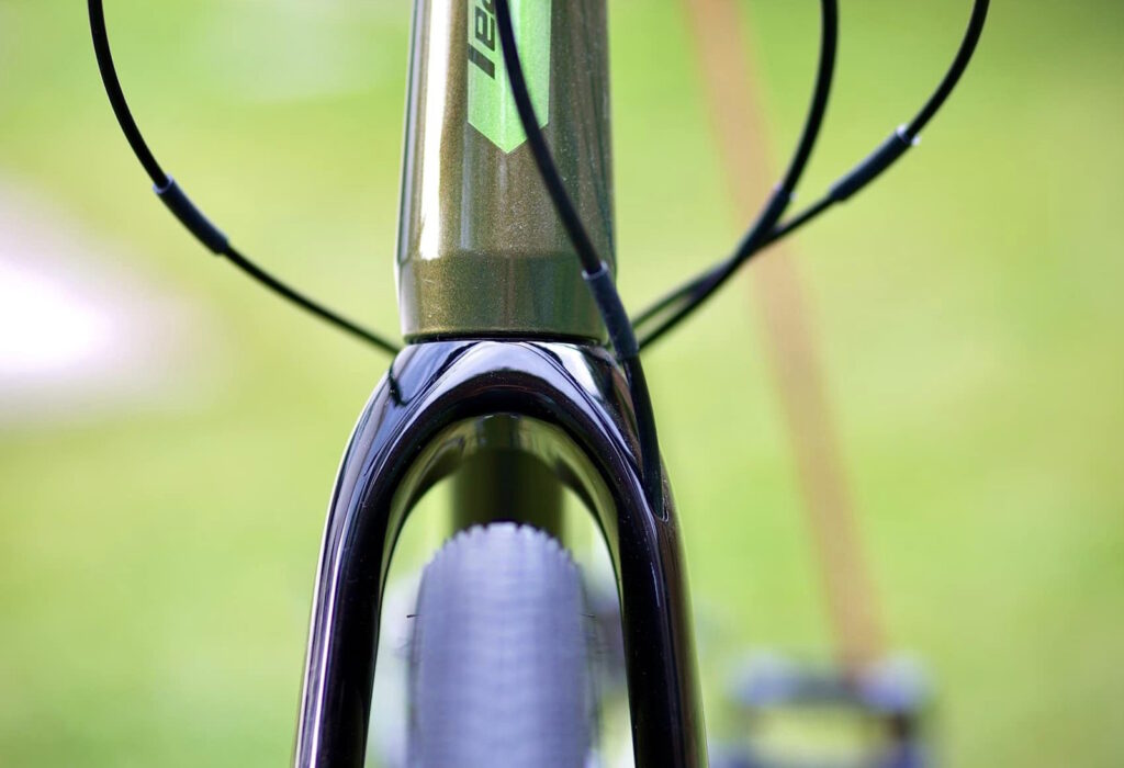 Passage du pneu avant de 38C au niveau de la fourche