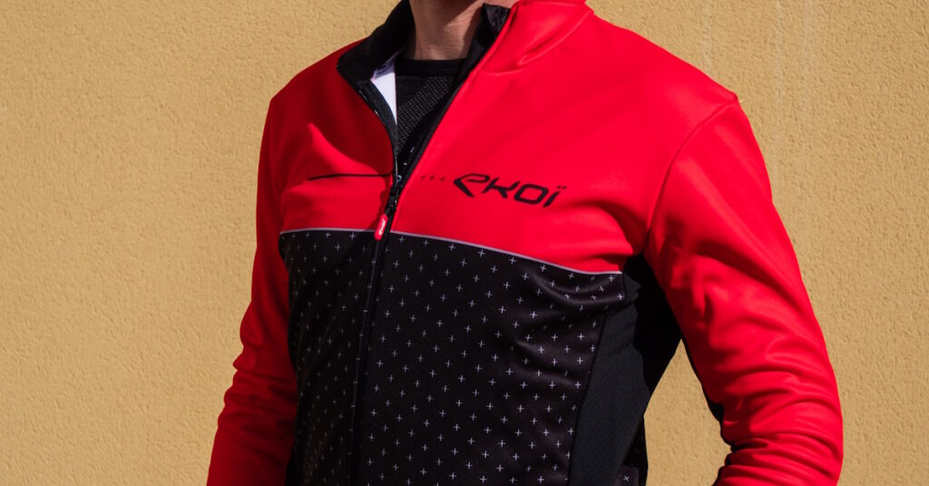 Gros plan sur le logo EKOI d'une veste rouge étanche