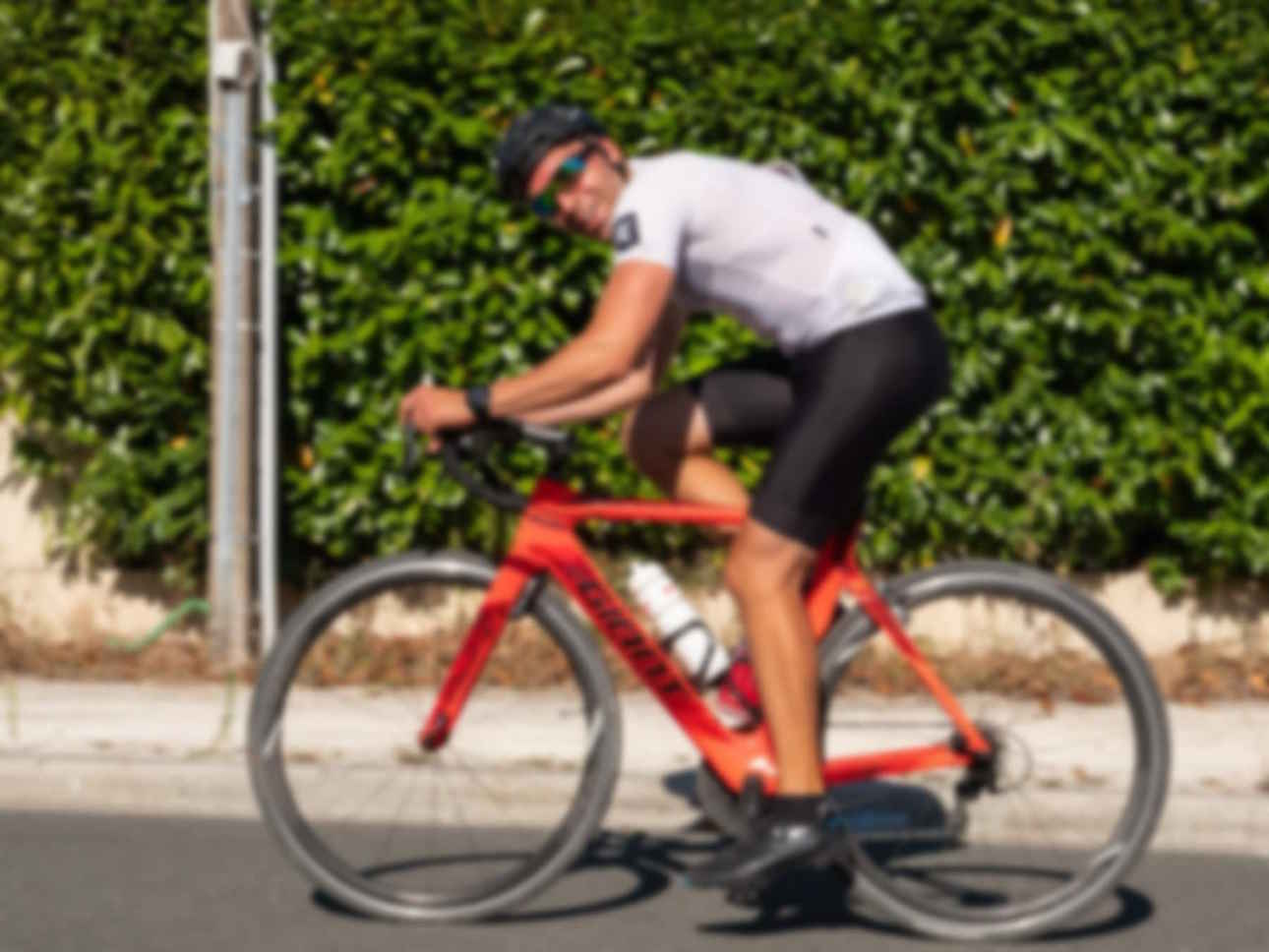 Cycliste Ludo sur un vélo rouge Giant